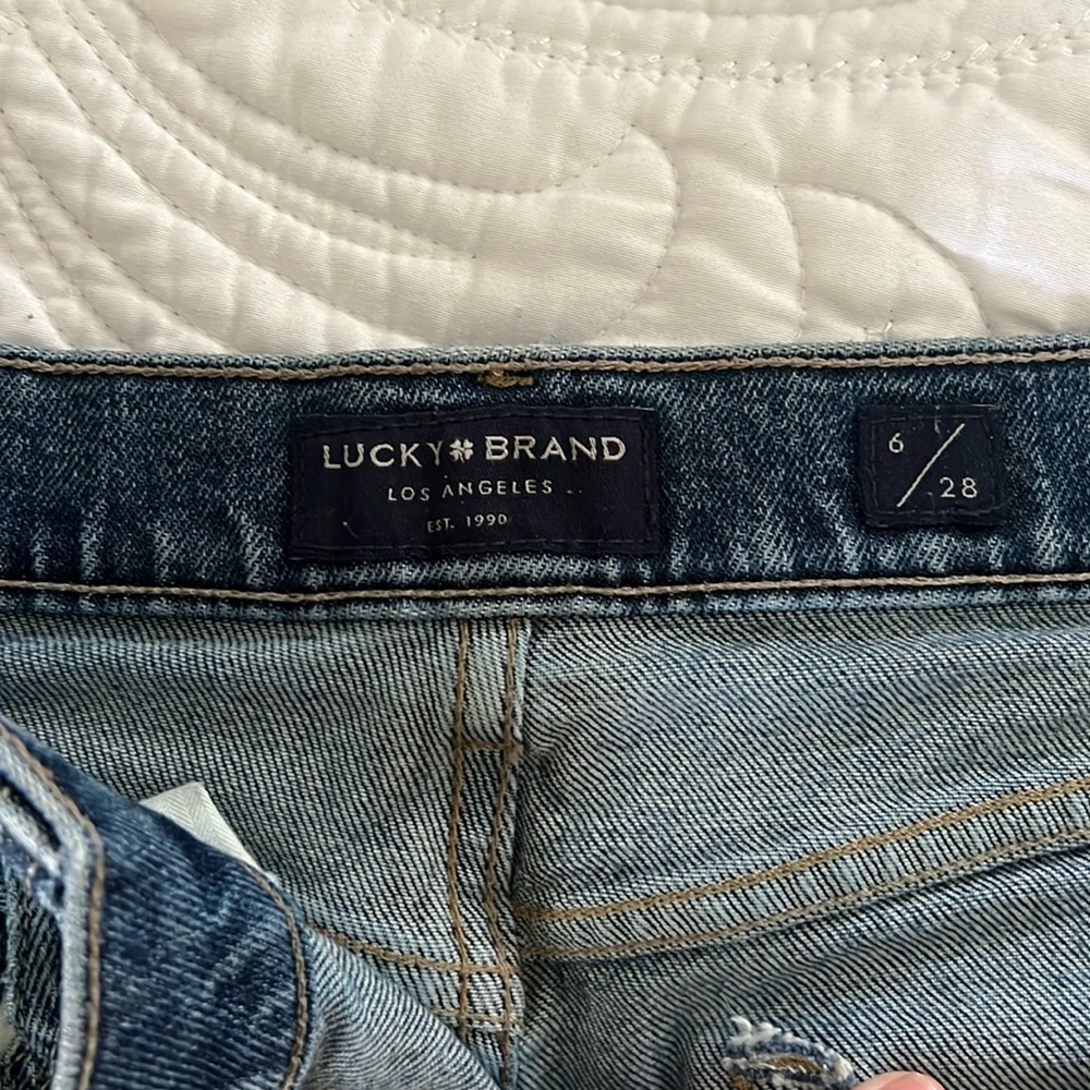 Lucky brand relaxed taper jeans in a size 6